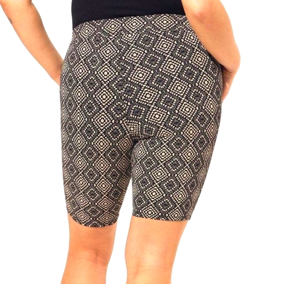 ♥️NWT VINTAGE TORRID BERMUDA BIKE SHORT - POCKETS - TRIBAL PRINT - 9" INSEAM - Picture 3 of 11